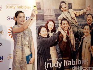 Tatjana Saphira Asyik Selfie di Red Carpet Rudy Habibie