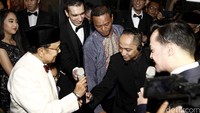 BJ Habibie usai tiba di red carpet di pemutaran perdana film Rudy Habibie pada Minggu (26/6/2016).