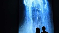 Kemudian di ruangan ketiga yang bertema Park, traveler akan diajak bermain di sebuah taman virtual yang sangat menyenangkan. Di bagian awal, tampak hologram yang menampilkan perpaduan luar angkasa serta air terjun (Randy/detikTravel)