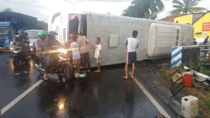 Bus Tentrem Tabrak Jembatan dan Terguling, 8 Penumpang Luka