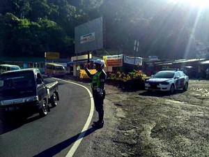 Jalan Berkelok dan Minim Lampu, Polisi Tambah Rambu di Jalur Ciloto-Cianjur