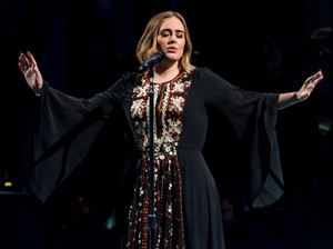 Adele Tak Dikenali Saat Tampil ala Jim Carrey di Film The Mask