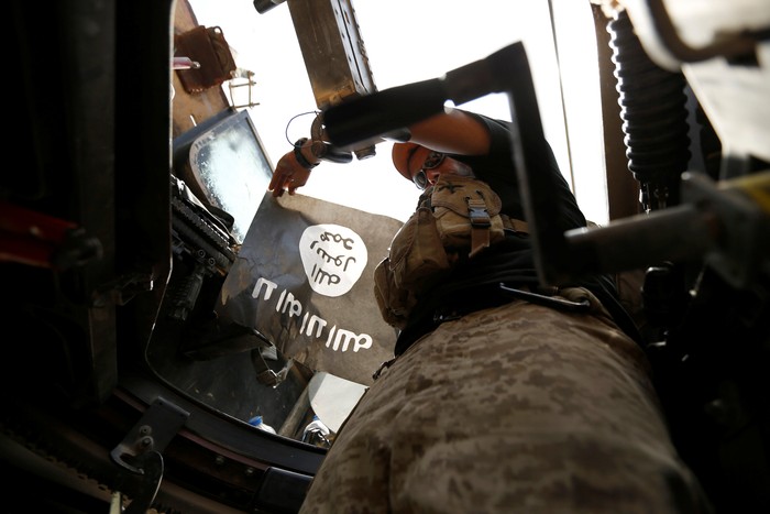 Bendera dan logo ISIS. REUTERS