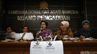 Merah Johansyah Koordinator Jatam Nasional, Nurkholis Komisoner Komnas Ham, Siti Nurlaila Koordinator Sub Komisi Mediasi Komnas Ham, Roichatul Aswida Komnas Ham dan Maria Ulfa KPAI memberikan keterangan pers terkait temuan tewasnya 25 anak di lubang galian bekas tambang batu bara di Kantor Komnas HAM, Jakarta, Senin (27/6/2016).