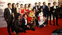 Para pemeran film Rudy Habibie berpose bersama.