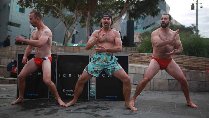 Kumpulkan Donasi, Sekelompok Guru Mendaki Gunung Hanya dengan Bercelana Renang