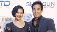 Mereka terlihat serasi dalam busana serba hitam.