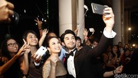 Mereka pun menyempatkan diri untuk selfie bersama penggemar.