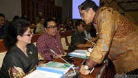 Komisi IX DPR yang membidangi kesehatan kemudian meminta klarifikasi secara khusus ke Menteri Kesehatan serta Badan Pengawas Obat dan Makanan (BPOM).