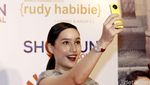 Tatjana Saphira Asyik Selfie di Red Carpet Rudy Habibie