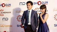 Artis berusia 17 tahun itu tampak tak mau melepaskan gandengannya dengan gadis yang akrab disapa Cassie itu.