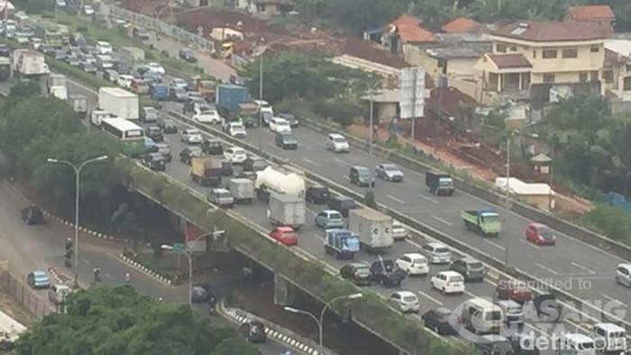 Hati-hati, Ada Kecelakaan Mobil di Tol JORR Arah Bekasi Siang ini
