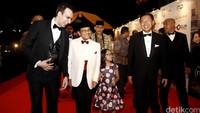 BJ Habibie langsung disambut Manoj, produser dari MD Picture saat tiba di Maxxbox Lippo Karawaci, Tangerang.