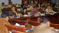Markas Besar Kepolisian RI mengungkap jaringan pembuat vaksin palsu. Belasan tersangka ditangkap dalam kasus ini.