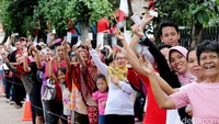 Antrean yang berlangsung sejak pagi itu terpantau tertib.