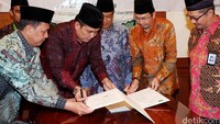Sekjen PBNU Helmy Faishal Zaini (dua dari kiri) dan Direktur Perluasan Kepesertaan dan HAL BPJS Ketenagakerjaan Ilyas Lubis (dua dari kanan) menandatangani naskah kerjasama di Kantor PBNU, Jakarta, Senin (27/6/2016).