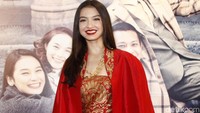Raline Shah tampak sangat memesona dibalut busana merah menyala.