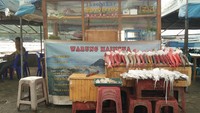 Kampung Ujung merupakan salah satu sentra kuliner di Kampung Ujung. Beraneka makanan dijual di sini, mulai dari ikan bakar, cumi-cumi, udang, kepiting, dan makanan laut lainnya (Elisha/detikTravel)