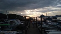 Perlahan semburat senja mulai turun. Pemandangan pun kian indah dengan barisan perahu yang sedang bersandar (Elisha/detikTravel)