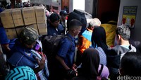 Data volume penumpang pada H-10 (26 Juni 2016): 52 KA reguler, 5 KA tambahan Lebaran, 1 KA fakultatif.