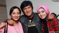 Ikang bersama Isabella Muliawati Fawzi (Bella) dan Marsha Chikita Fawzi (Chiki). Pool/Gus Mun/detikFoto.