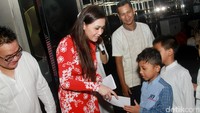 Maia berbagi keceriaan dengan beberapa anak yatim. Pool/Gus Mun/detikFoto.