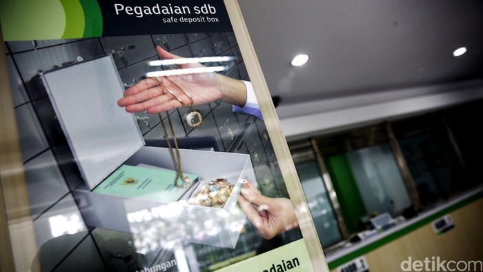 Seorang petugas menunjukan emas yang digadaikan oleh nasabah di kantor Pegadaian Pusat, Jakarta, Selasa (28/6/2016). Gadai emas menjadi pilihan warga untuk memenuhi kebutuhan jelang lebaran. Transaksi di Pegadaian pun meningkat dibanding bulan-bulan sebelumnya.