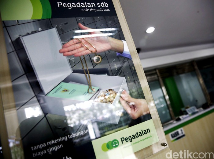 Seorang petugas menunjukan emas yang digadaikan oleh nasabah di kantor Pegadaian Pusat, Jakarta, Selasa (28/6/2016). Gadai emas menjadi pilihan warga untuk memenuhi kebutuhan jelang lebaran. Transaksi di Pegadaian pun meningkat dibanding bulan-bulan sebelumnya.