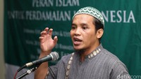 Menurut Ali Imron, masyarakat perlu tahu apa yang sebenarnya teroris itu dan harus sepakat untuk bersama menghentikan aksi terorisme.