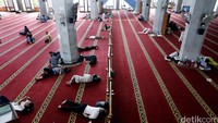 Warga Kota Bekasi berbondong-bondong meramaikan masjid untuk meningkatkan ibadah, khususnya pada 10 malam terakhir Ramadan.