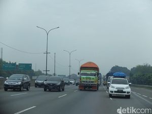 Long Weekend, Lalin Tol Jakarta-Cikampek Padat di Sejumlah Titik