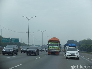 KM 53 Tol Cikampek Diberlakukan Contraflow Arah Jakarta