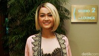 Jupe tampil dibalut baju krem dengan lace hitam dipadu celana hitam dan outerwear pink dengan bordir hitam-emas. Pool/Gus Mun/detikFoto.