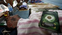 Mereka membawa berbagai keperluan sehari-hari selama menginap di masjid.