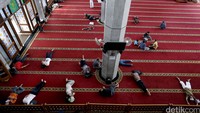 Umat Islam di Kota Bekasi memadati masjid untuk itikaf (berdiam diri) pada 10 hari terakhir Bulan Suci Ramadan dalam rangka mencari Lailatul Qadar.