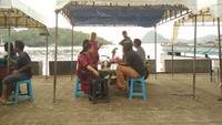 Tak sedikit wisatawan yang datang ke Kampung Ujung untuk menikmati sedapnya kuliner seafood berlatar laut yang damai. Tidak perlu takut panas, tersedia meja dengan kanopi di atasnya (Elisha/detikTravel)