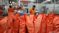 Pengiriman dan penerimaan paket pos di kantor pos tersebut mulai meningkat hingga 30 persen.