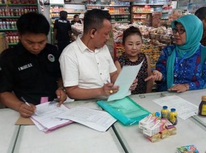 Razia Makanan di Surabaya Temukan Mi Dimakan Tikus Hingga Susu Berbelatung