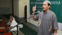 Napi Teroris Ali Imron yang juga adik dari terpidana mati bom Bali, Amrozi dan Muklas menjadi pembicara kajian Ramadan di Masjid Al Fataa, Jakarta, Selasa (28/6).