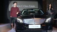 Dua orang model berpose dengan The New C-Class Estate.