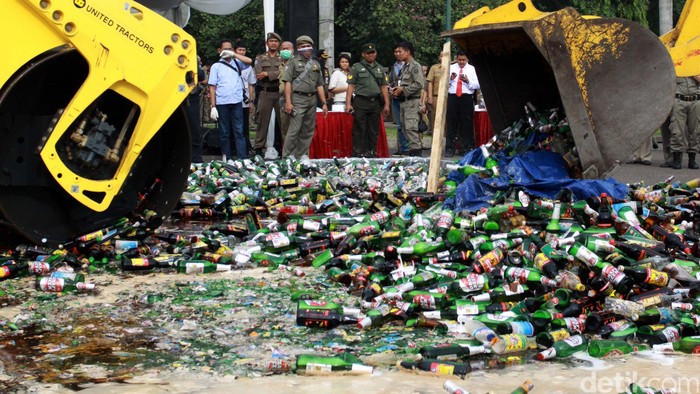 Satpol PP bersama aparat gabungan berhasil menyita 19.628 botol minuman keras beralkohol illegal dari seluruh DKI Jakarta. Minuman ini disita dari berbagai kegiatan penertiban sejak Januari hingga Juni 2016 yang salah satunya adalah saat penertiban Kalijodo. (Foto: Rachman Haryanto/detikcom)
