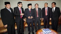 Ketua DPR Ade Komarudin didampingi Wakil DPR Taufik Kurniawan, Menkeu Bambang Brodjonegoro, Kepala Bappenas Sofyan Djalil dan Menkum HAM Yasonna Laoly hadir dalam paripurna tersebut.