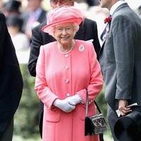 Bicara awet muda tak lepas dari penampilan fisik. Ratu Elizabeth II diketahui sangat memerhatikan urusan perawatan kulit untuk memaksimalkan penampilannya. Menurut seorang pakar anti penuaan terkemuka asal Inggris, ada sejumlah kebiasaan pemimpin monarki Inggris itu yang membuat kulit wajahnya terjaga hingga sekarang. (Foto: Getty Images)
