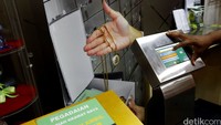 Petugas menunjukkan emas yang digadaikan nasabah.