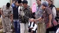 Djarot menyalami peserta buka puasa bersama.