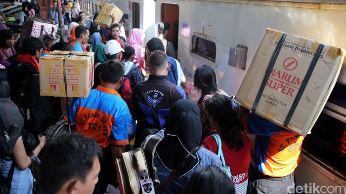 Pemudik lebaran Idul Fitri 1437 H memadati Stasiun Pasar Senen Jakarta Selasa (28/6/2016).