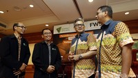 GM Resource & Mobilization Dompet Dhuafa Urip Budiarto, Direktur Keuangan dan Umum Dompet Dhuafa Losa Priyaman, Presiden Direktur FWD Life Rudi Kamdani, serta Chief of Product Proposition & Sharia Ade Bungsu menunjukkan naskah kerjasama usai melakukan penandatanganan di Jakarta, Selasa (28/6/2016).