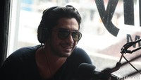 Reza dan tim produksi berkunjung ke Radio Swaragama yang terletak di Bulak Sumur, Yogyakarta, Selasa (28/6/2016).