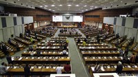 9 dari 10 fraksi menyetujui. Karena sudah ada 9 fraksi yang setuju untuk pengesahan, Ade Komarudin lalu bersiap mengetok palu.