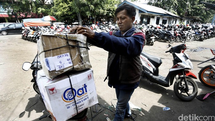 Sepekan jelang Lebaran yang diperkirakan jatuh pada Rabu (06/07) mendatang, jasa pengiriman barang atau ekspedisi di kawasan Stasiun Kota Bekasi, Selasa (28/06/2016), masih terlihat sepi.